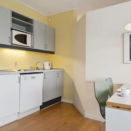Apartment Bad, Lejl, 106